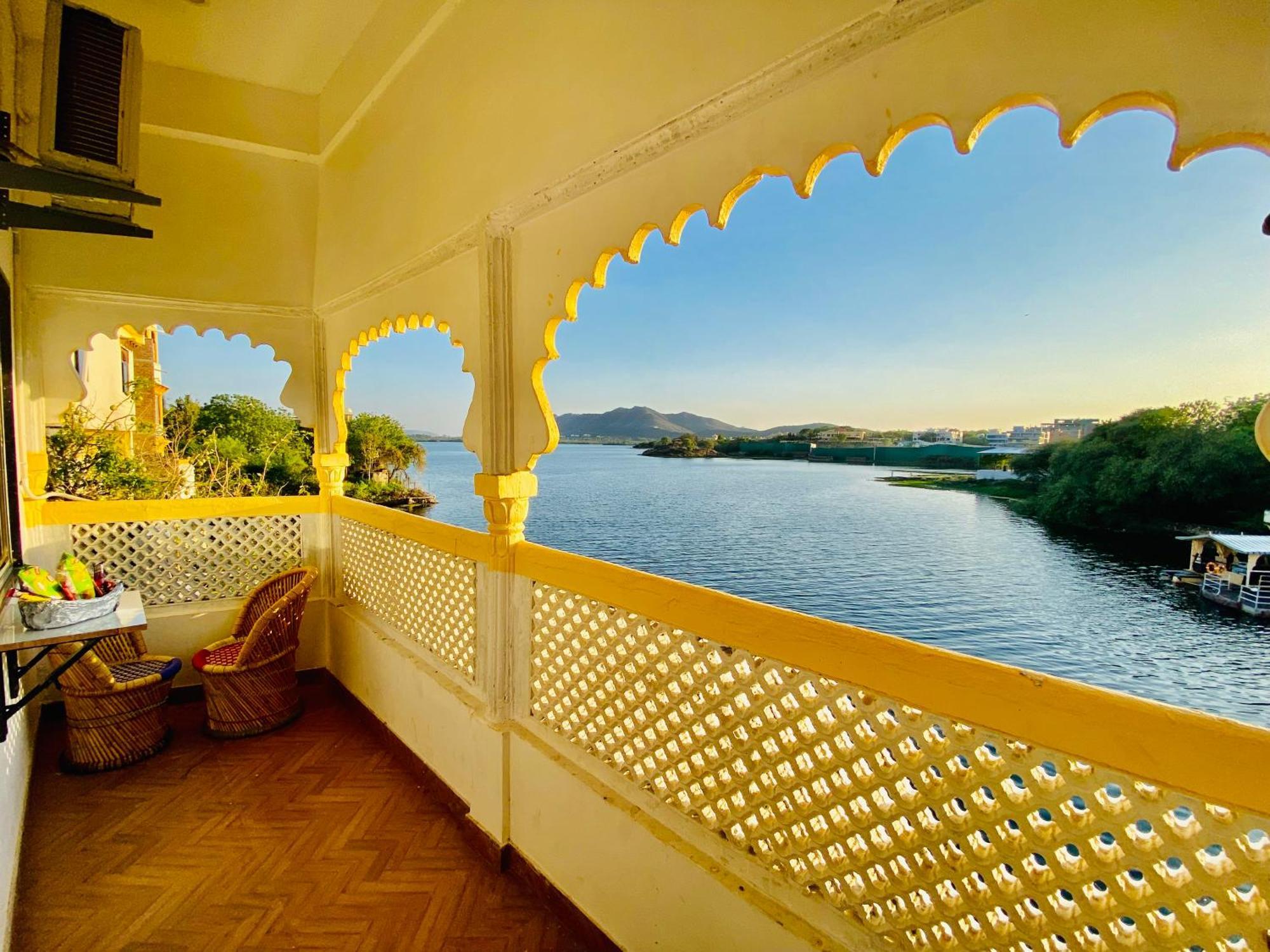 Hotel Vallabh A Lake Facing Balcony أُودايبور المظهر الخارجي الصورة