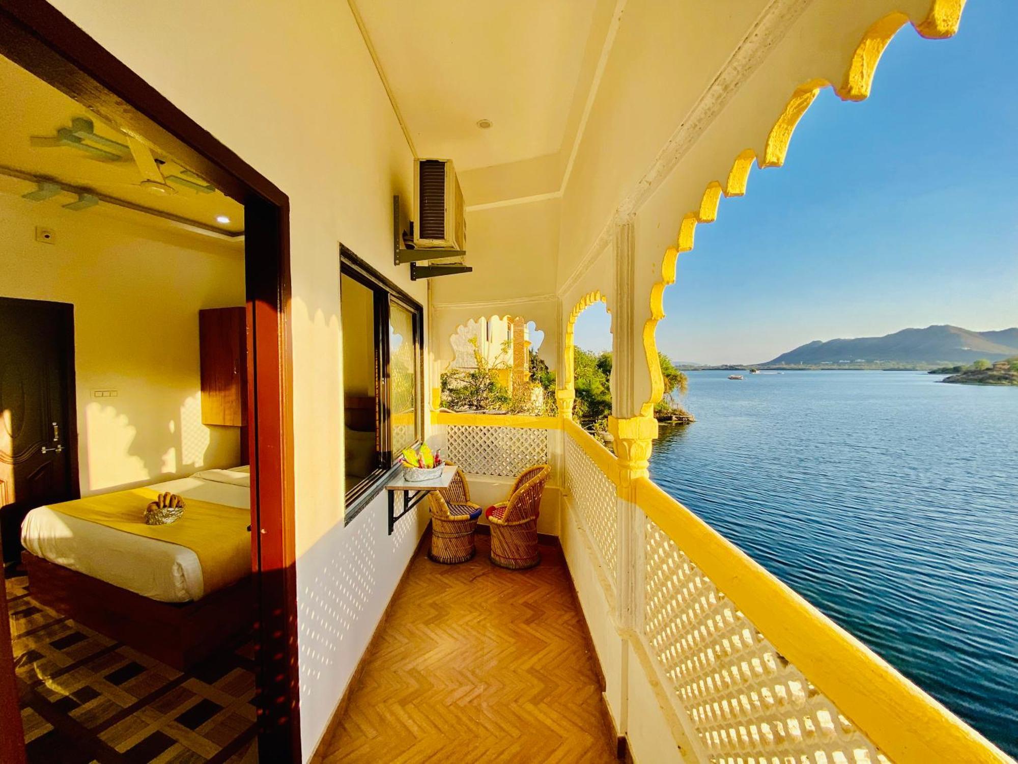 Hotel Vallabh A Lake Facing Balcony أُودايبور المظهر الخارجي الصورة